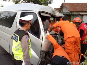 Mobil Tabrak Pohon di Kulon Progo, Penumpang Tergencet Selama 4 Jam