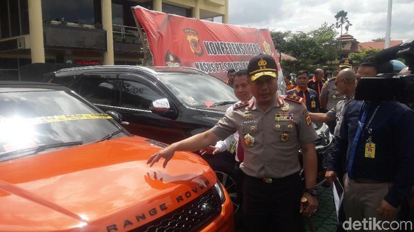 Bukti Penipuan Travel Umrah PT SBL: Tumpukan Duit Sampai Mobil Mewah