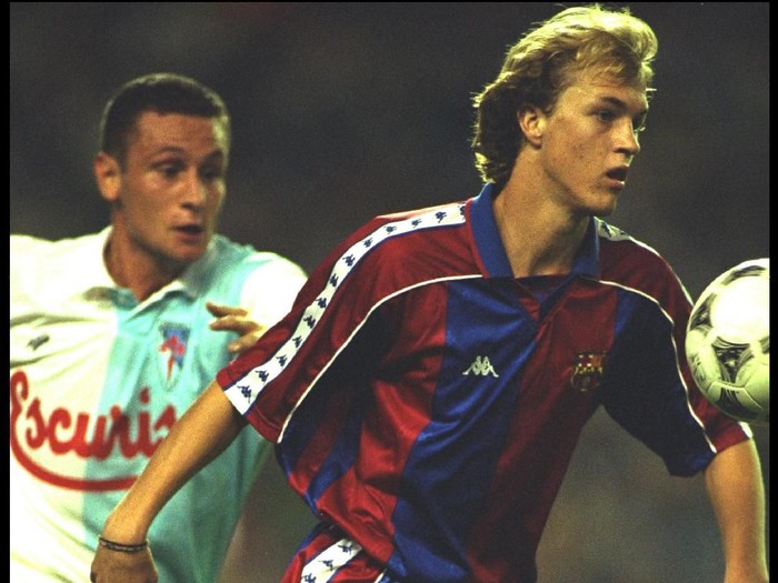 24 SEP 1994:  JORDI CRUYFF OF BARCELONA ATTEMPTS TO GET AWAT FROM A DEFENDER DURING THE BARCELONA V COMPOSTELLA SPANISH LEAGUE MATCH PLAYED AT THE NOU CAMP.