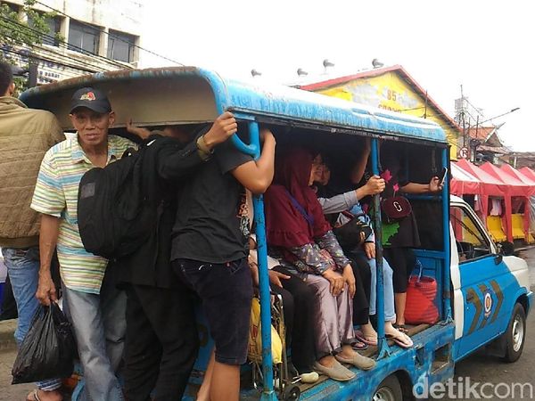 Ramai-ramai Menumpang Mobil Satpol PP di Tanah Abang