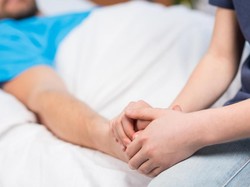 Cerita Anak Kumandangkan Azan Agar Ayahnya Bangun dari Koma