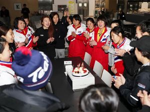 Akrabnya Pemain Hoki Korsel Rayakan Ultah Rekan Setim dari Korut