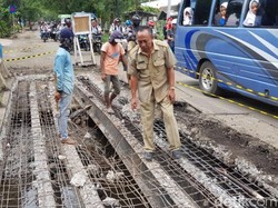 Jembatan Utama Pantura di Pasuruan yang Jebol Diperbaiki