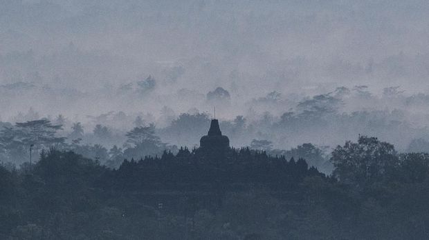 Suasana Candi Borobudur yang difoto dari Punthuk Setumbu, Borobudur, Magelang, Jawa Tengah, Kamis (30/11). ANTARA FOTO/Sigid Kurniawan/18.