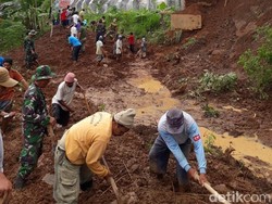 Bruk! Plengsengan Tepi Jalan Longsor, Akses ke Wisata Terganggu