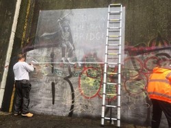 Mural Banksy yang Dirusak, Kini Diselamatkan Petugas Pembersih Jendela