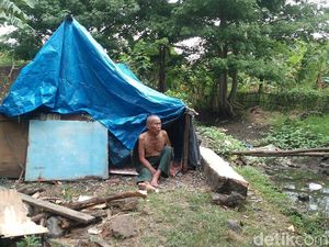 Derita Pasutri Lansia Puluhan Tahun Tinggal di Gubuk Terpal Derita Pasutri Lansia Puluhan Tahun Tinggal di Gubuk Terpal