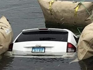 Terlalu Patuh GPS, Mobil Terjun ke Danau Es