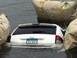 Terlalu Patuh GPS, Mobil Terjun ke Danau Es