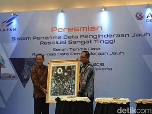 LAPAN Serahkan Data Citra Satelit Sangat Tinggi ke Menristek LAPAN Serahkan Data Citra Satelit Sangat Tinggi ke Menristek