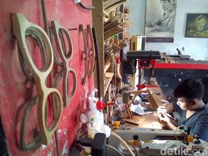 Limbah Kayu Disulap Jadi Frame Kacamata Kekinian di Gebog Kudus