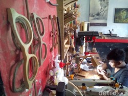 Limbah Kayu Disulap Jadi Frame Kacamata Kekinian di Gebog Kudus