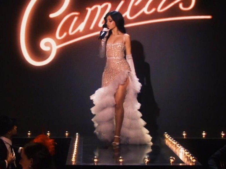 Berdiri Nonton Shawn Mendes, Camila Cabello dan Taylor Swift Halangi Penonton