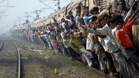 Bikin Merinding! Kereta di India Sampai Begini Lho