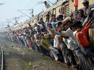 Bikin Merinding! Kereta di India Sampai Begini Lho