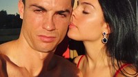 Ciuman mesra Georgina untuk Ronaldo. Semoga ini bisa bikin Ronaldo makin semangat mainnya di paruh kedua musim (Instagram @georginagio)