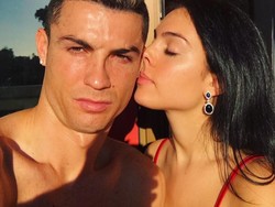 Hingga akhirnya Ronaldo menjatuhkan pilihan pada Georgina Rodriguez yang dikenalnya di butik fesyen terkenal di Madrid pada 2016. Keduanya sudah punya anak sejak berpacaran pada 2016 dan memutuskan tunangan bulan November ini. (Instagram @georginagio)