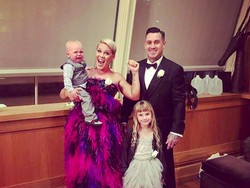 Pesan Manis Suami untuk Penyanyi Pink di Hari Ibu