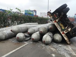 Truk Muatan Paku Bumi Terguling di Pelabuhan Tanjung Priok