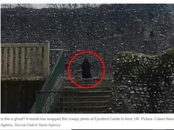 Ngeri! Turis Potret Penampakan Sosok Hitam di Kastil Inggris