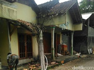 Hujan dan Angin Kencang, Tiang Listrik Patah Timpa Warga di Sleman