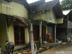 Hujan dan Angin Kencang, Tiang Listrik Patah Timpa Warga di Sleman