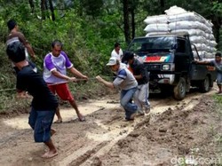 Begini Perjuangan Warga Trenggalek Tembus Isolasi Pasca Longsor