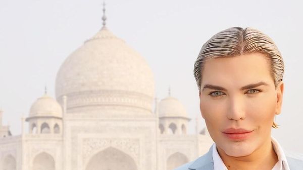 Foto: Liburan Ala Pria yang Terobsesi Jadi Seperti Boneka