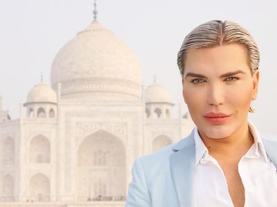 Foto: Liburan Ala Pria yang Terobsesi Jadi Seperti Boneka