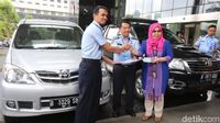 KPK Hibahkan 2 Mobil Sitaan Koruptor ke Rupbasan