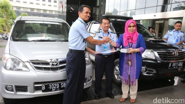 KPK Hibahkan 2 Mobil Sitaan Koruptor ke Rupbasan