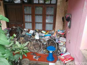 Warga Minta Rumah Penemuan Kerangka Ayah-Anak Disterilkan Warga Minta Rumah Penemuan Kerangka Ayah-Anak Disterilkan