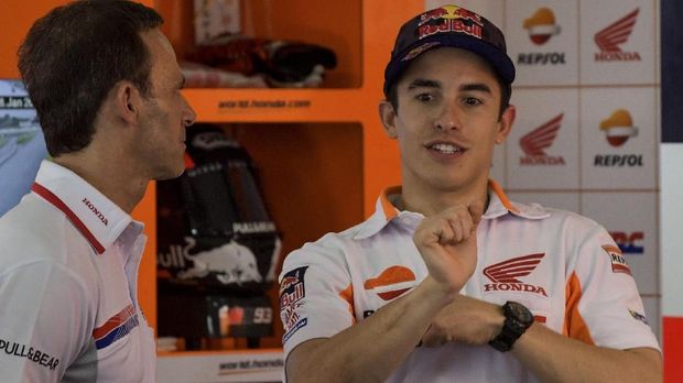 Marc Marquez sudah meminta maaf kepada Valentino Rossi usai menabrak rivalnya itu. (