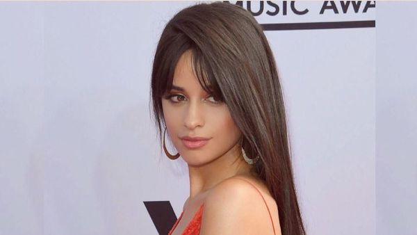 Foto: Deretan Gaya Seksi Camila Cabello Pakai Gaun Berisiko