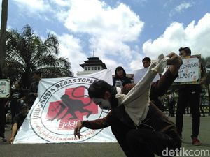 Pecinta Primata Gelar Aksi Tuntut Penghentian Topeng Monyet