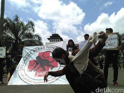 Pecinta Primata Gelar Aksi Tuntut Penghentian Topeng Monyet