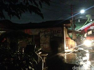 Kebakaran di Klender Jaktim Padam, Satu Bengkel Hangus Terbakar