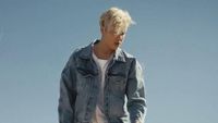 Foto: Gaya Selebriti Dunia Pakai Jaket Denim ala Dilan