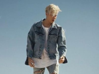 Foto: Gaya Selebriti Dunia Pakai Jaket Denim ala Dilan