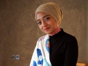 Hari Ibu, Chiki Fawzi Hadiahkan Parfum untuk Marissa Haque Hari Ibu, Chiki Fawzi Hadiahkan Parfum untuk Marissa Haque
