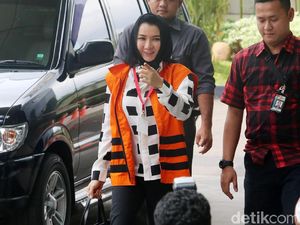 Bupati Cantik Rita Kembali Diperiksa KPK Bupati Cantik Rita Kembali Diperiksa KPK