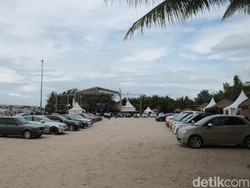 Mobil-mobil Eropa Berjemur di Pantai Ancol