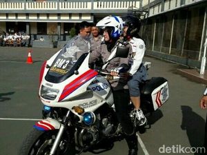 Polwan Bermoge Blusukan ke Sekolah di Garut Polwan Bermoge Blusukan ke Sekolah di Garut