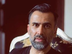 Pose Bareng Nia Ramadhani, Posisi Tangan Jeremy Thomas Bikin Salfok