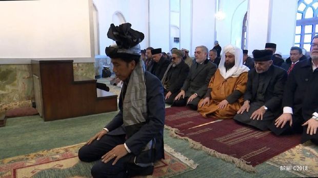 Jokowi sempat menjadi imam salat dzuhur saat berkunjung ke Afghanistan.
