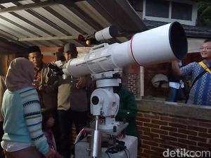 Antusiasme Ratusan Warga Saksikan Gerhana Bulan di Imah Noong