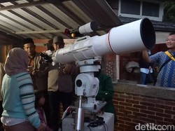 Antusiasme Ratusan Warga Saksikan Gerhana Bulan di Imah Noong