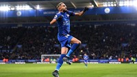 Riyad Mahrez boleh jadi tak semenonjol ketika membantu Leicester City menjuarai Premier League 2015/2016. Tapi musim ini ia mampu kembali mencuri perhatian lewat catatan 10 gol plus delapan assist. (Foto: Laurence Griffiths/Getty Images)