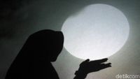 Antusias Warga Saksikan Super Blue Blood Moon di Kota Tua