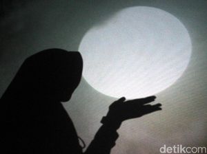 Antusias Warga Saksikan Super Blue Blood Moon di Kota Tua